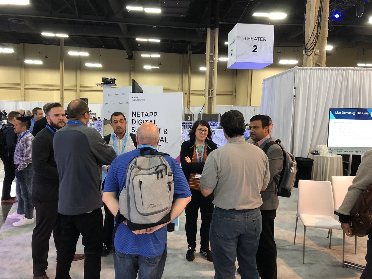JaylinWeb's tweet photo. What’s this crowd doing at the #SmartBar?! Must be because our experts are AMAZING! #NetAppINSIGHT https://t.co/WSvnUVy6si