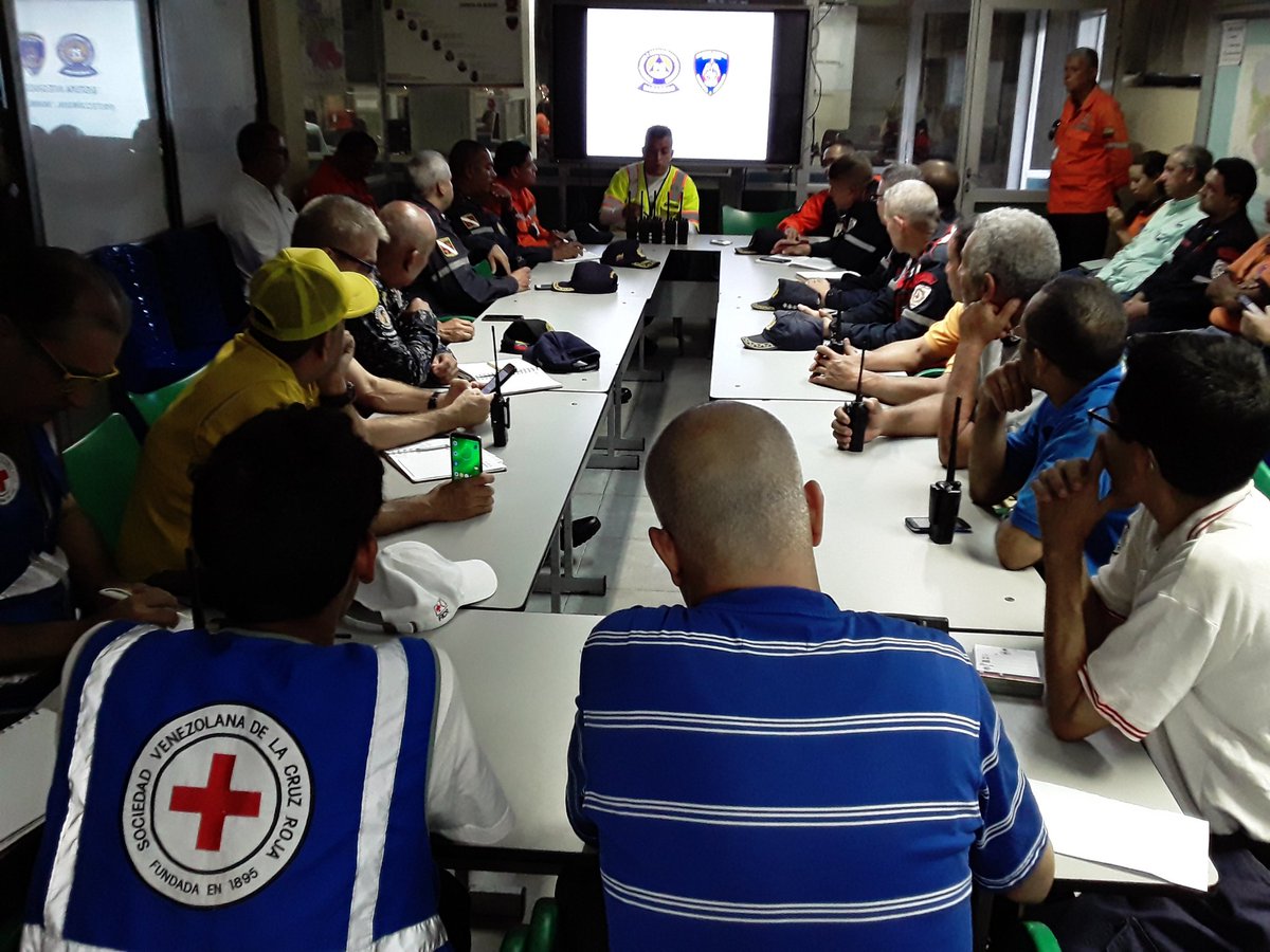 SistemaCarabobo's tweet image. #AlMomento Reunión de coordinación con organismos de seguridad y voluntarios que estarán presentes este viernes #1Nov en Simulacro de Siniestro Vial Múltiple en Estación de Servicio El Prado mcpio Valencia #Carabobo #SimulacroVial @CaraboboGB @bomberocarabobo @Jacobo_Vidarte