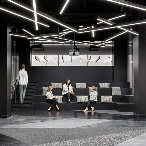HuntsmanAG's tweet image. #LetsDance! Experience #AtelierTarkett #NYC, a non-traditional innovation space that’s fearless and daring, just like a New Yorker. #design #designer #interiordesign #showroomdesign #flooring #workplace #tarkettcontract #commercialflooring