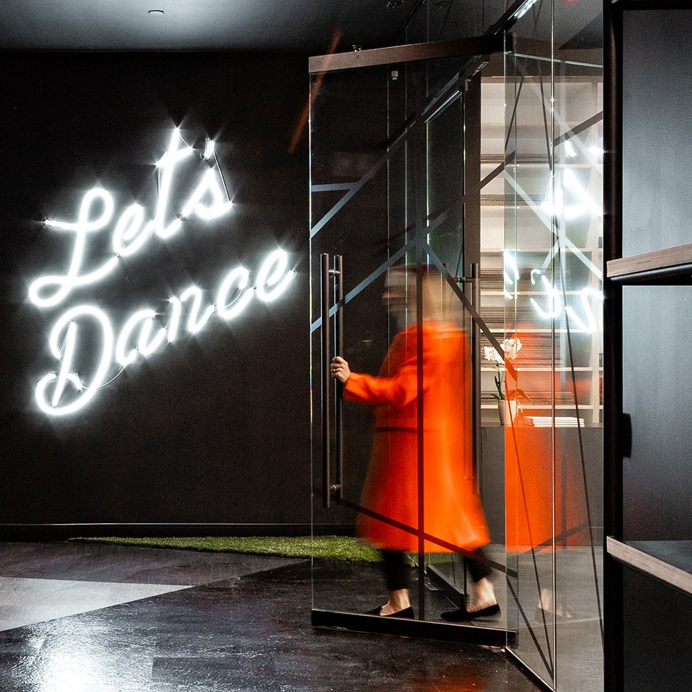HuntsmanAG's tweet image. #LetsDance! Experience #AtelierTarkett #NYC, a non-traditional innovation space that’s fearless and daring, just like a New Yorker. #design #designer #interiordesign #showroomdesign #flooring #workplace #tarkettcontract #commercialflooring