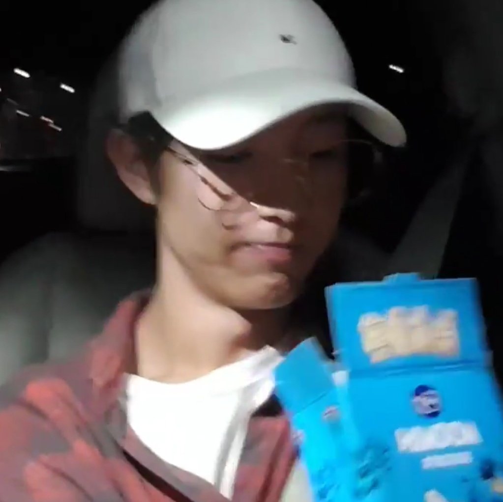 look at renjun's sad little pout when he looked into his box of moomin cookies...please give him more cookies