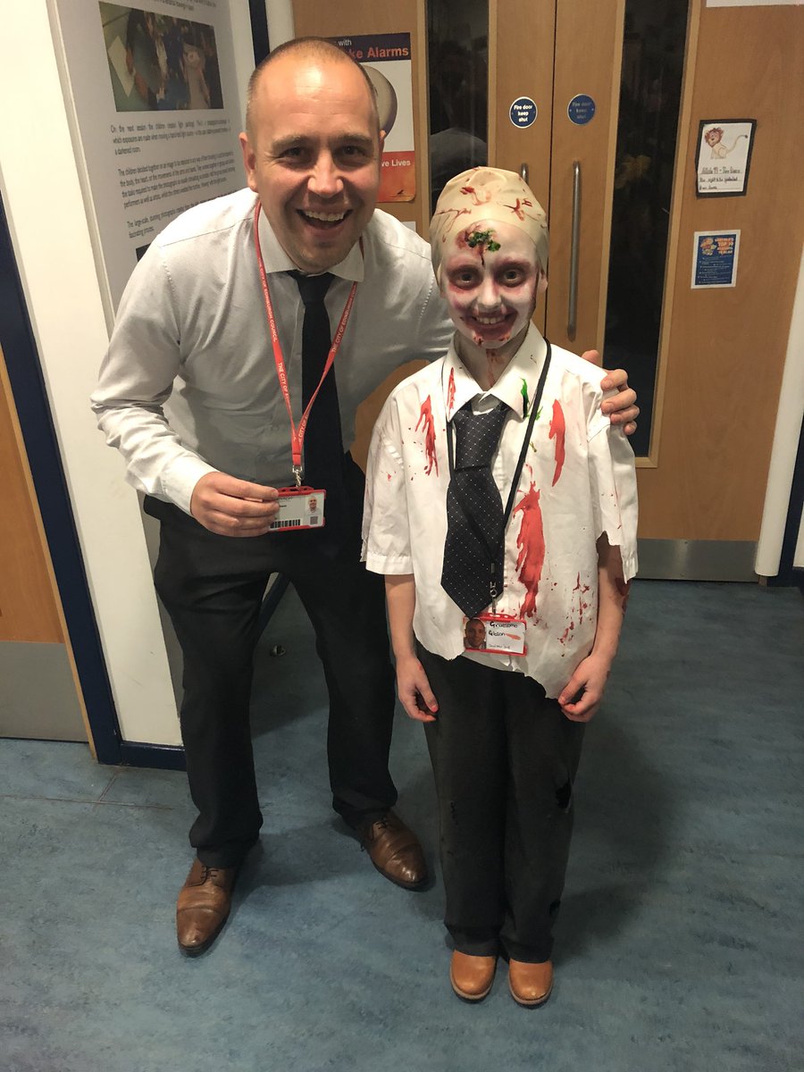 CanalViewPSEdin's tweet photo. Two Mr Gibsons at the #Halloween disco! 👌🏻🙌🏼👍🏻 @MrGibsonCV https://t.co/nHTp3O6Mev