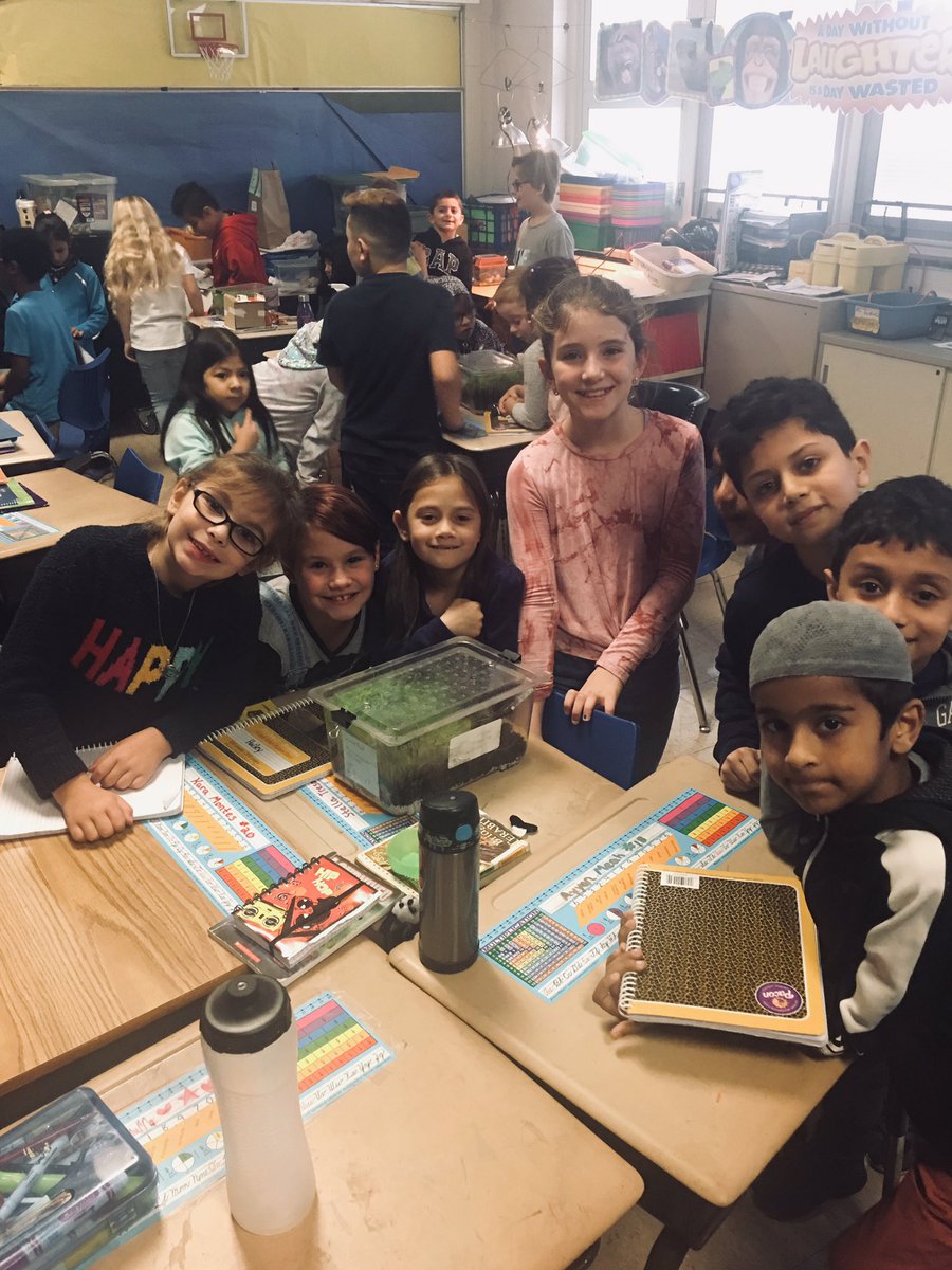 MrLantvit405's tweet photo. Feeding our anoles, with our 1st grade buddies! #WeAre44 #Madison44 https://t.co/0s2jgED5Ai