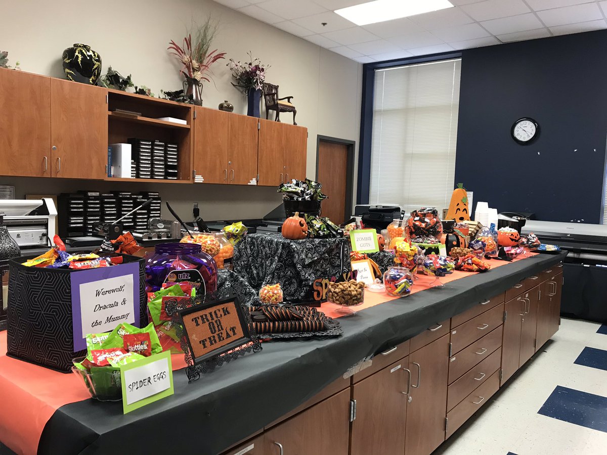 mrs_winters2's tweet photo. Seriously yβall, this is our workroom today!! Yep, itβs the place to be!! Our admin team sure knows the way to our hearts!!π @Deretchin #wefeelloved https://t.co/L2eXCrKfRH