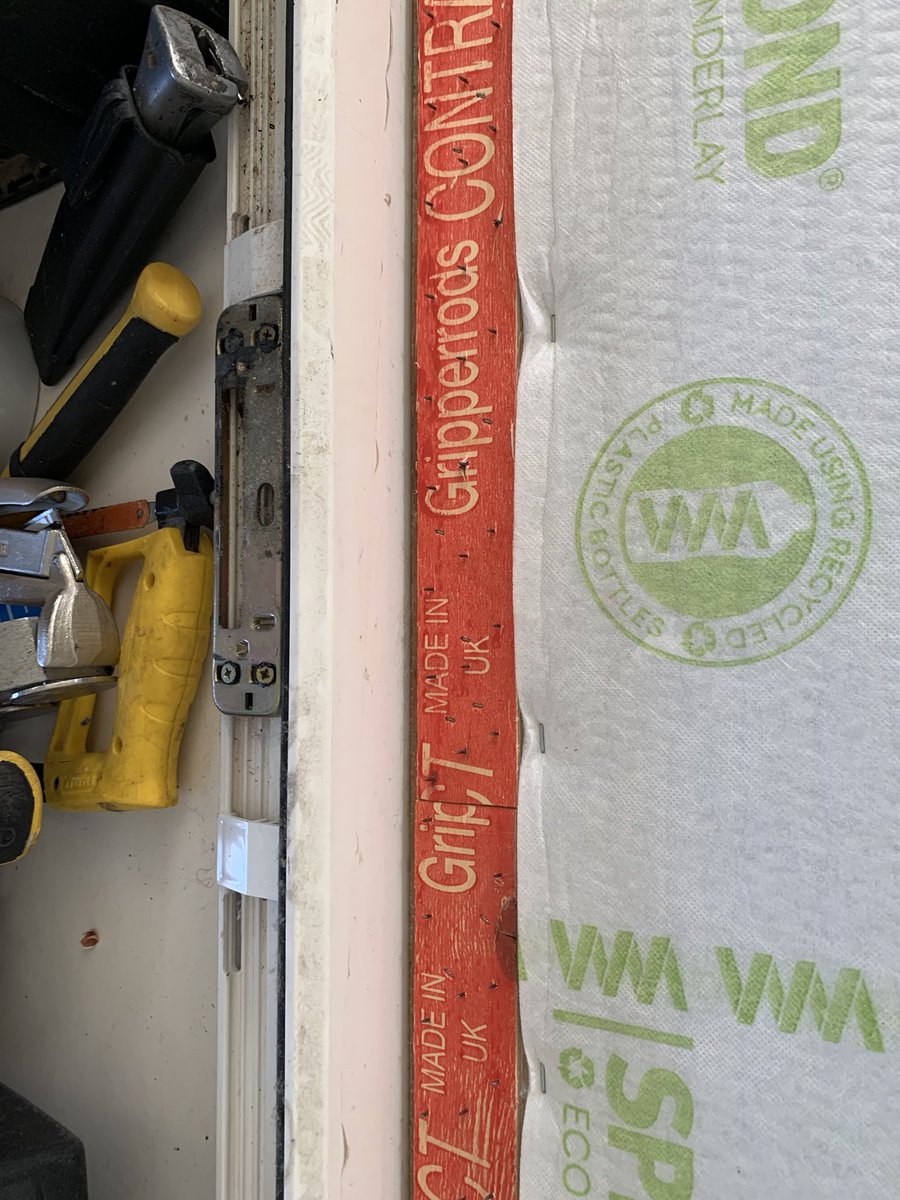 #millenniumweavers <a href="/Texfelt/">Texfelt</a> #contractgripper #powestretcher 
This was a back breaker 9.5m x 5m lounge and a conservatory to the side, replacement of existing terribly fitted carpet and prep