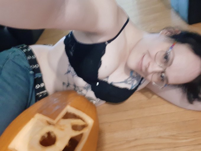 Here's my 🎃 pumpkin 🎃 for this year! I tried something kinda funky 😜 I've only had him 5 minutes but<a href="/tag/apclips"class="tags"><span>#apclips</span></a><a href="/tag/apcreator"class="tags"><span>#apcreator</span></a>