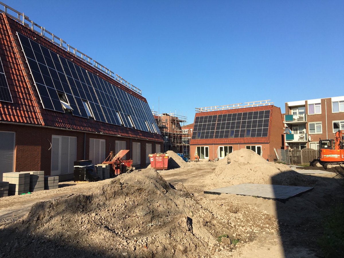 z1fn4b's tweet photo. (ver)Nieuw(d) #fabriplein komt uit de steigers ! 46 NOM en NOM-ready woningen voor @woonplus #schiedam . Een knap staaltje bouwkundig maatwerk midden in de wijk! #Trots op het team en de partners! #MaakIQ powerrr van @WaalBouw 😁 https://t.co/uvEomziJ4B