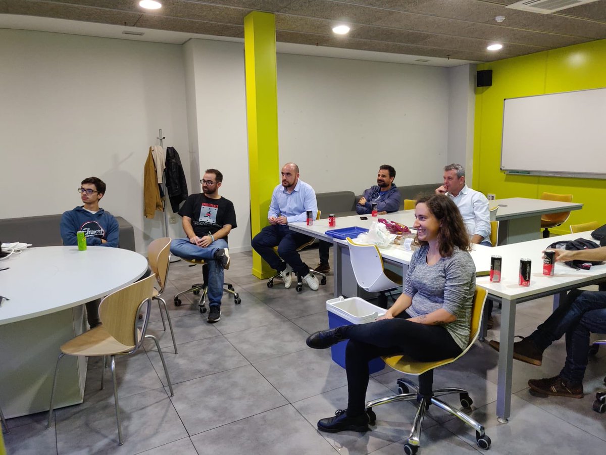 CaceresJava's tweet image. Primer meetup de CáceresJava, con @RCampeador mostrando un ejemplo de Micronaut+Kotlin+GraalVM