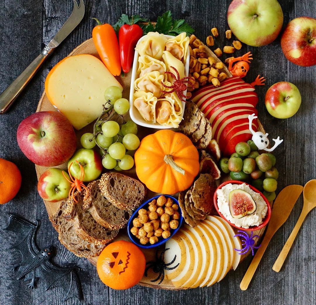 Loving this pre #trickortreat snack platter from <a href="/LaLaLunchbox/">LaLa Lunchbox</a>! 👻 Perfect fuel for the little ones before they head out to load up on #sweet treats 👏🏻

grab the #board details here: buff.ly/331FeVV
