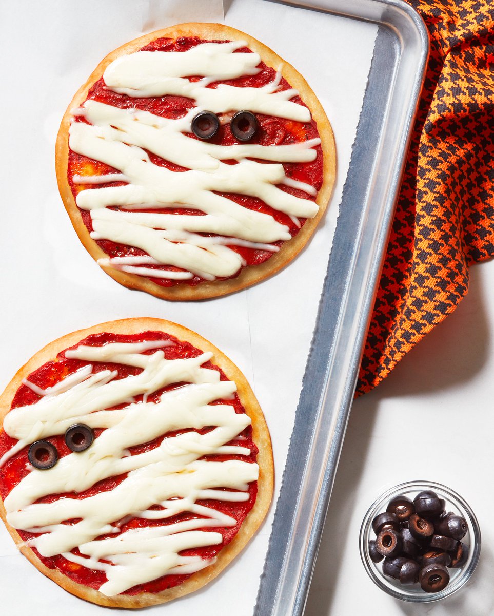 papamurphys's tweet image. Kids don’t have to be the only ones to wear a costume for Halloween. Turn Mini Murphs into mini mummies by placing mozzarella across in stripes  and using olives for eyes. #PizzaHack #BakeItUp