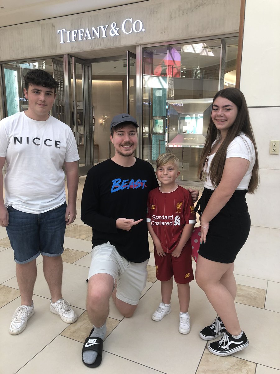 Jam1e07's tweet photo. @MrBeastYT thank for making my sons day, all the way from the UK and met a “real you tuber” 👍🏼 https://t.co/pCWIiw1WzG