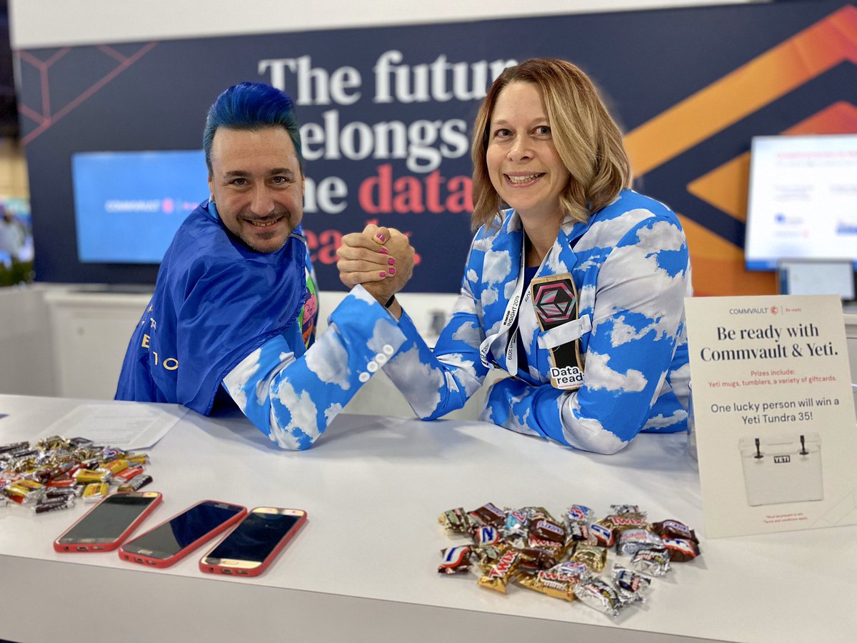 LianaKvidera's tweet image. Nothing to see here. Just @thebackupninja from @NetApp and @JENewman82 from @Commvault wearing cloud blazers while discussing #multicloud solutions using Cloud Volumes ONTAP. #lastdayofshow #NetAppINSIGHT #HappyHalloween