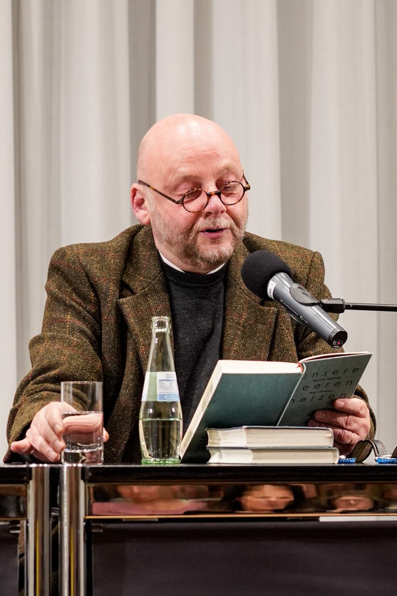 rlpNews's tweet photo. Pfaueninsel, Unsere leeren Herzen, Der Fall Arbogast: Schriftsteller #ThomasHettche bewegt sich souverän über Genregrenzen hinweg. Das zeichnet den diesjährigen Träger des #Josef_Breitbach_Preis aus. Er liest vor begeistertem Publikum in der #Landesvertretung #RLP https://t.co/6F8AgTngzO