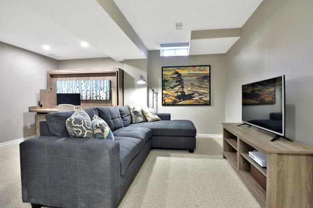 TaylorMadeRLP's tweet photo. When opportunity knocks, you take it! Updated kitchen with stainless steel appliances. Hardwood flooring, new deck and sliding door. Finished rec room and custom wet bar in basement. Call Chris Bridges to view! (905) 828-1122. https://t.co/cfgK9ThBmL