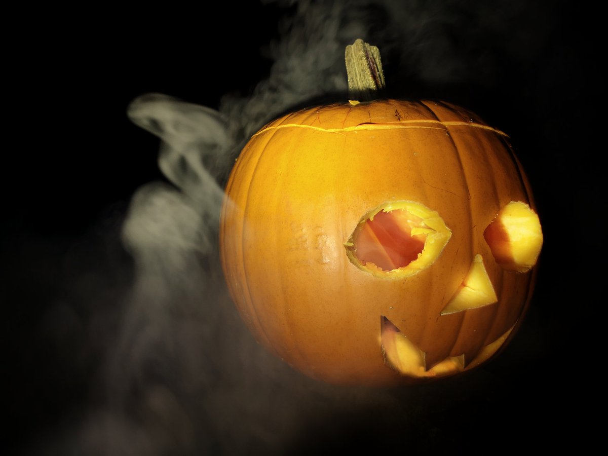 Alteredfuture1's tweet image. OK the pumpkin carvings not all that but a good excuse to get the smoke machine out.  Didn't realise how much smoke it made outside.  #halloween2019 #pumpkincarving