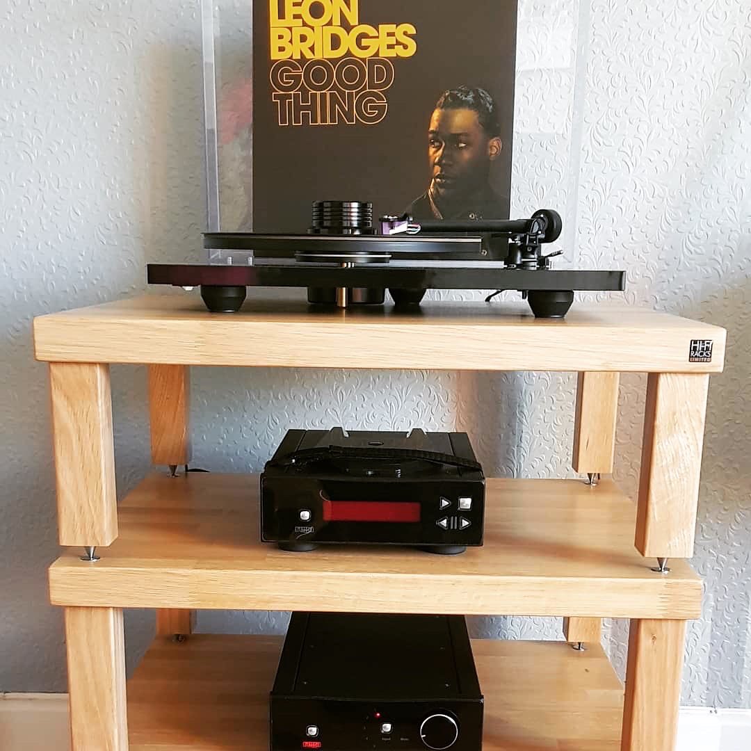 HiFiRacksLtd's tweet photo. A big thank you to Chris for sharing so many brilliant photos of his solid oak #PodiumReference, showcasing @regaresearch Planar 1 turntable, Apollo-R, Brio R amp, @technics SU 7300 integrated amplifier and accompanying @wharfedalehifi speakers!
Shop: https://t.co/OqSgsJyBUH https://t.co/eMdfdjK5gL