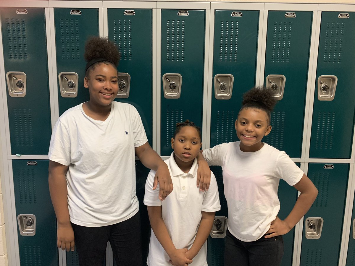 RRMS6math's tweet photo. Friends don’t let friends do drugs! #RedRibbonWeek2019  @RehobothRoad https://t.co/g4HbpDhboq