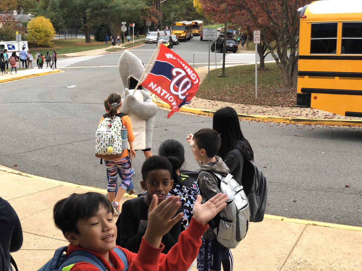 KingsGlenES's tweet image. Students doing the 🦈 dance 🦈 as the buses pull up - Nats excitement taking the day at Kings Glen! #KGFun  #OurFCPS