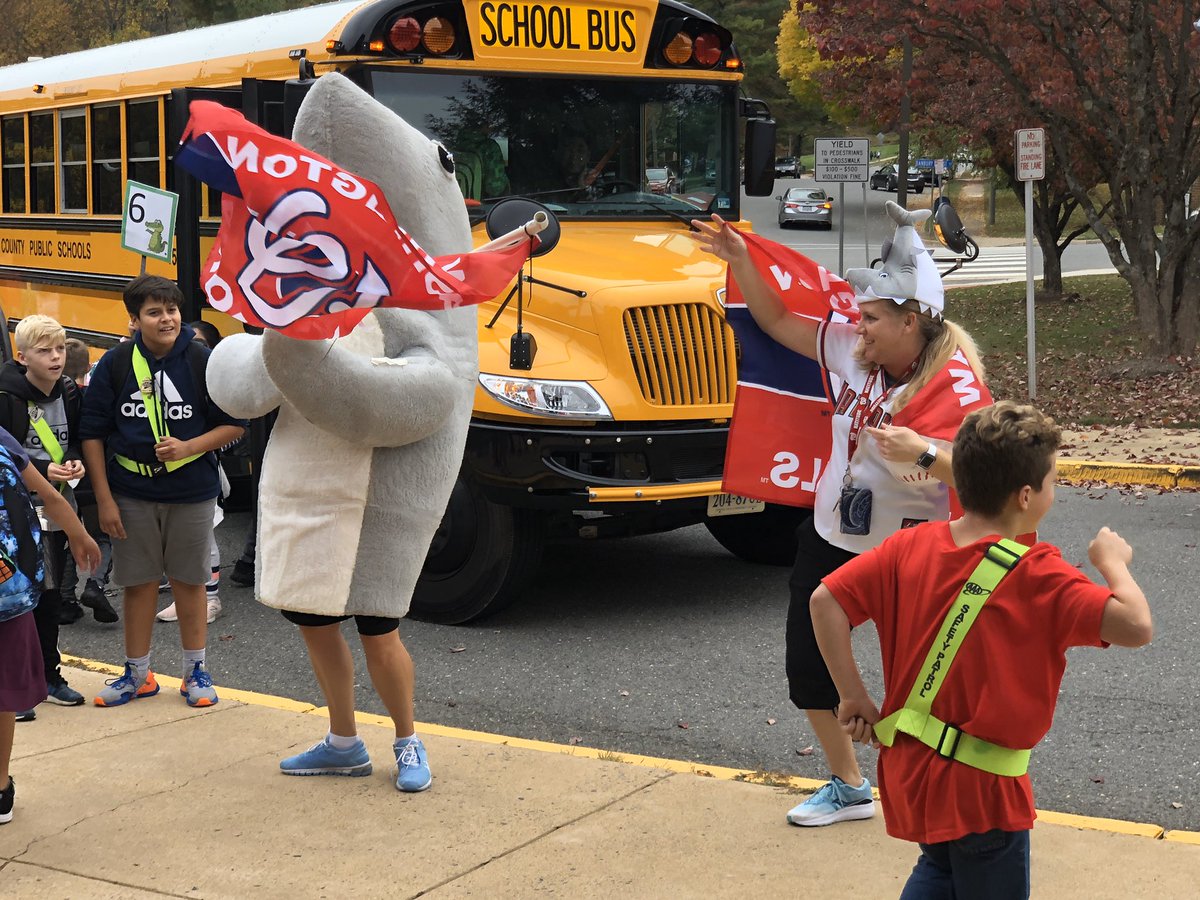 KingsGlenES's tweet image. Students doing the 🦈 dance 🦈 as the buses pull up - Nats excitement taking the day at Kings Glen! #KGFun  #OurFCPS