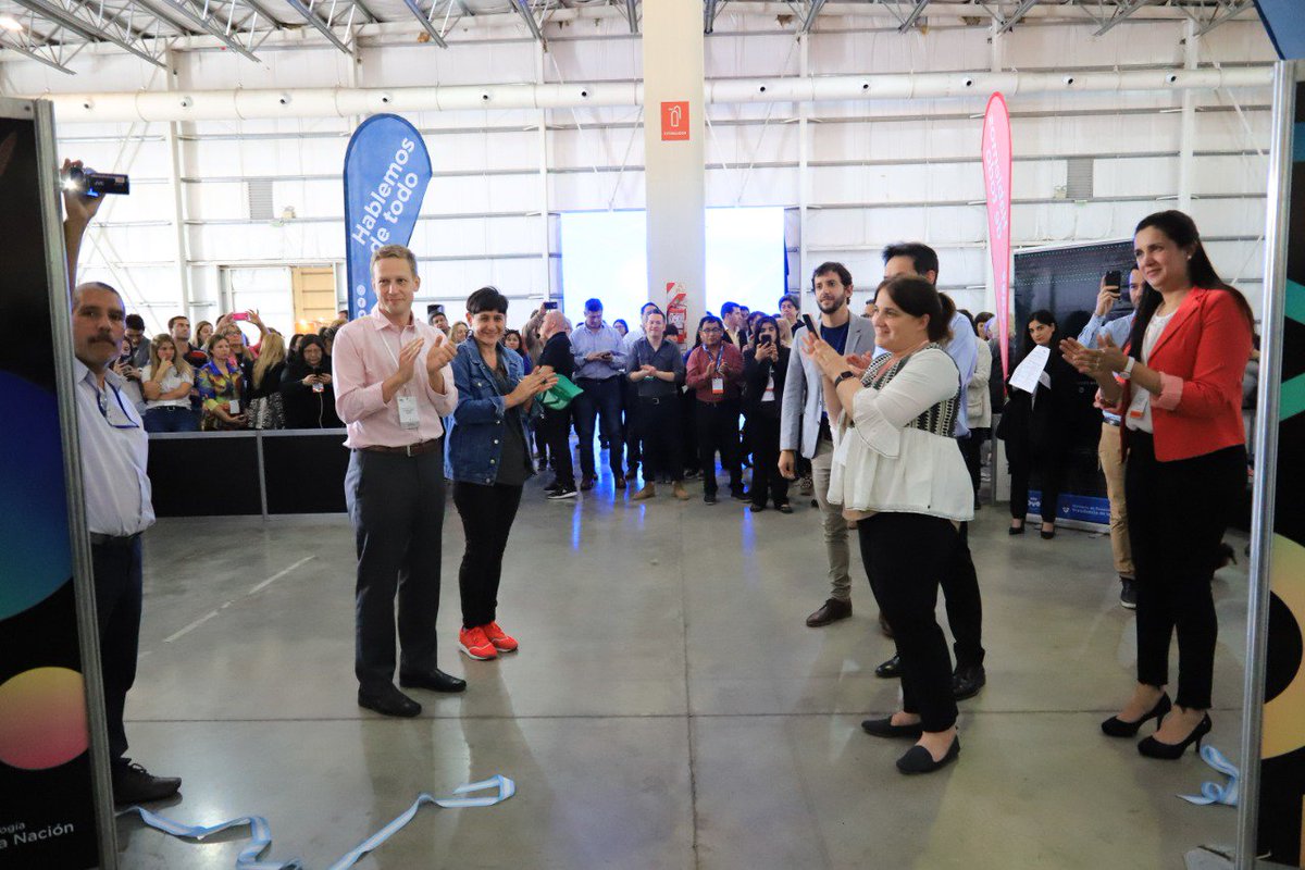 CarolitaR's tweet photo. Imposible no pasarla bien en la #FeriaNacional
Es una verdadera fiesta de la comunidad educativa, en la que tanto alumnos como docentes muestran orgullosos sus mejores logros.
Felicitaciones @OscarGhillione por esta gran Feria!
@BAeducacion https://t.co/wRqQdp0USa