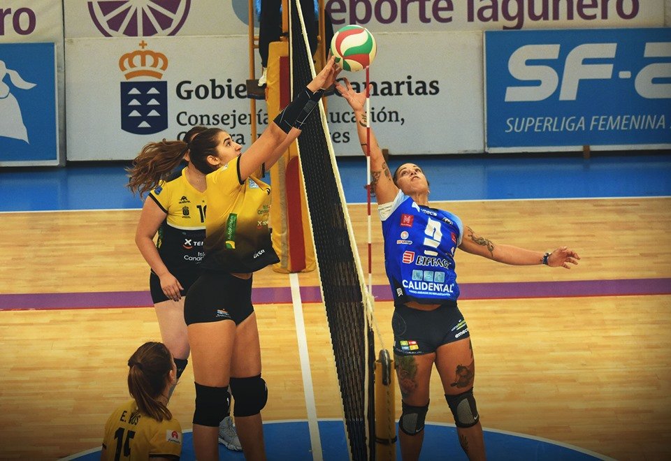 RFEVB's tweet photo. La pugna sobre la red en el partido que disputaron Aguere Ciudad de la Laguna y Mairena Vóley Club ha sido elegida con vuestros votos como la #FOTOSF2 de la pasada jornada. Muchas gracias por vuestra participación https://t.co/sN4P0qISIZ