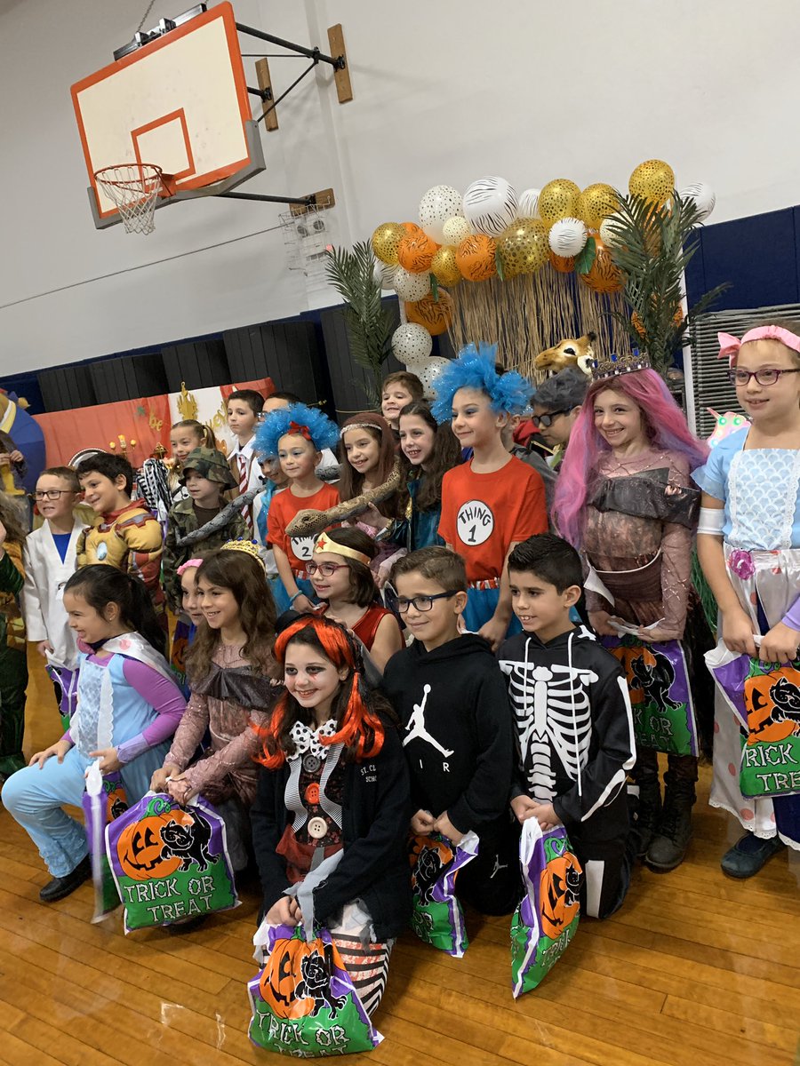 SCSMsMeagher's tweet photo. Class 2-2 at the trunk-or-treat 👻🎃@stclaresi https://t.co/mUNpv6xbN7