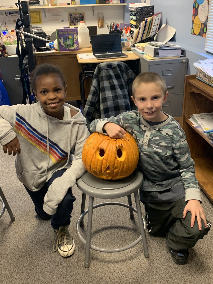 3rdWestgate's tweet photo. What do you do on a late start day when you are missing students. Summarize pumpkin stories and carve a jack-o-lantern. #LeadLoveLearn #JeffcoGenerations https://t.co/Yhx7irNsdp