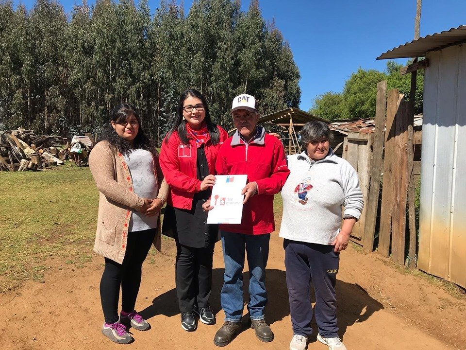 NubleBBNN's tweet photo. Nos trasladamos este viernes hasta la comuna de Pinto, donde la Seremi @carolinanavaru hizo entrega de su #titulodedominio a don José Mora, quien se convirtió en propietario legal de su terreno. #AgendaSocial #AgendaSocialBienesNacionales https://t.co/vvCGUpKJXV