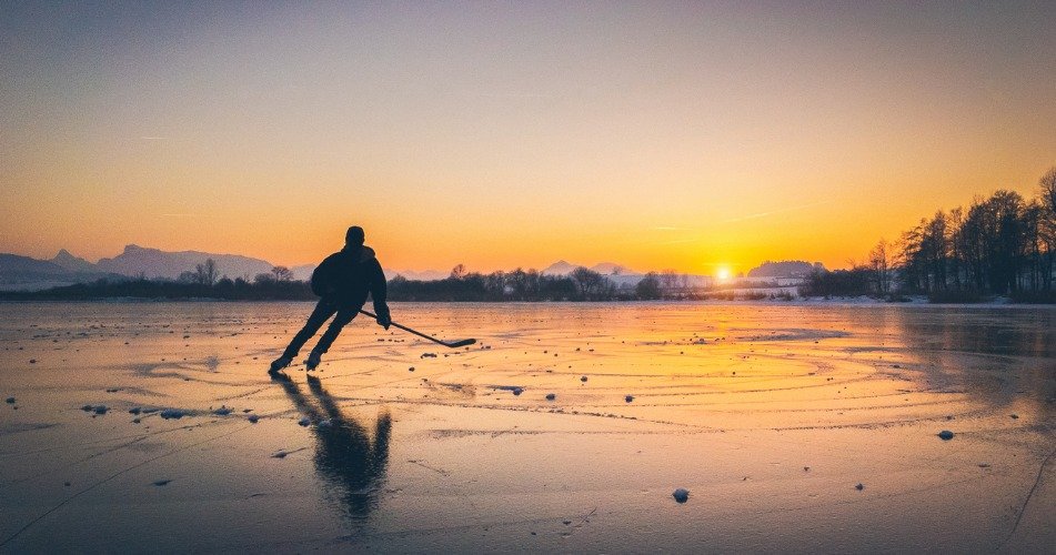 Withers_Sports's tweet photo. #OnTheBlog: In September, Andrew 'Nasher' Telfer signed a deal with major hockey brand, @BauerHockey hoping his reach as a brand ambassador connects the brand to non-traditional consumers and grows the presence of esports. https://t.co/VaDNsHxd6O https://t.co/8h6oxXMEtb
