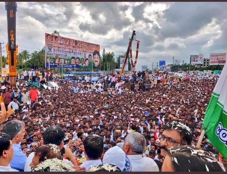 SanjeevSinghINC's tweet photo. कर्नाटक से लगातार सातवीं बार विधायक पूर्व मंत्री एवं कांग्रेस के संकटमोचन श्री डी के शिवकुमार जी का ED के केस में रिहाई के बाद बंगलौर पहुंचने पर उनके समर्थकों द्वारा भव्य स्वागत किया गया।
#DKSisBack https://t.co/ad8eLj0Rwt