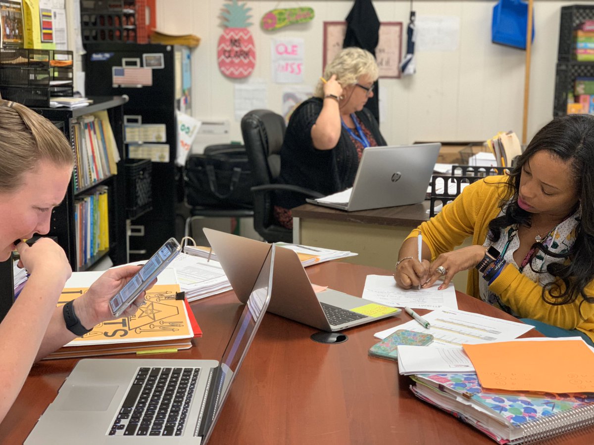 EaglesSouthwest's tweet photo. 🗣Dr. Ford always comes back from CAB 🏃♀️ready to get things Moving and Shaking🤯 #DataMeeting 📊#DataDriven #Updates @suptking #changeAGENT #ChiefInCharge #SouthBEST🦅 Fives 🖐⬆️ https://t.co/PuKhWAZIUg
