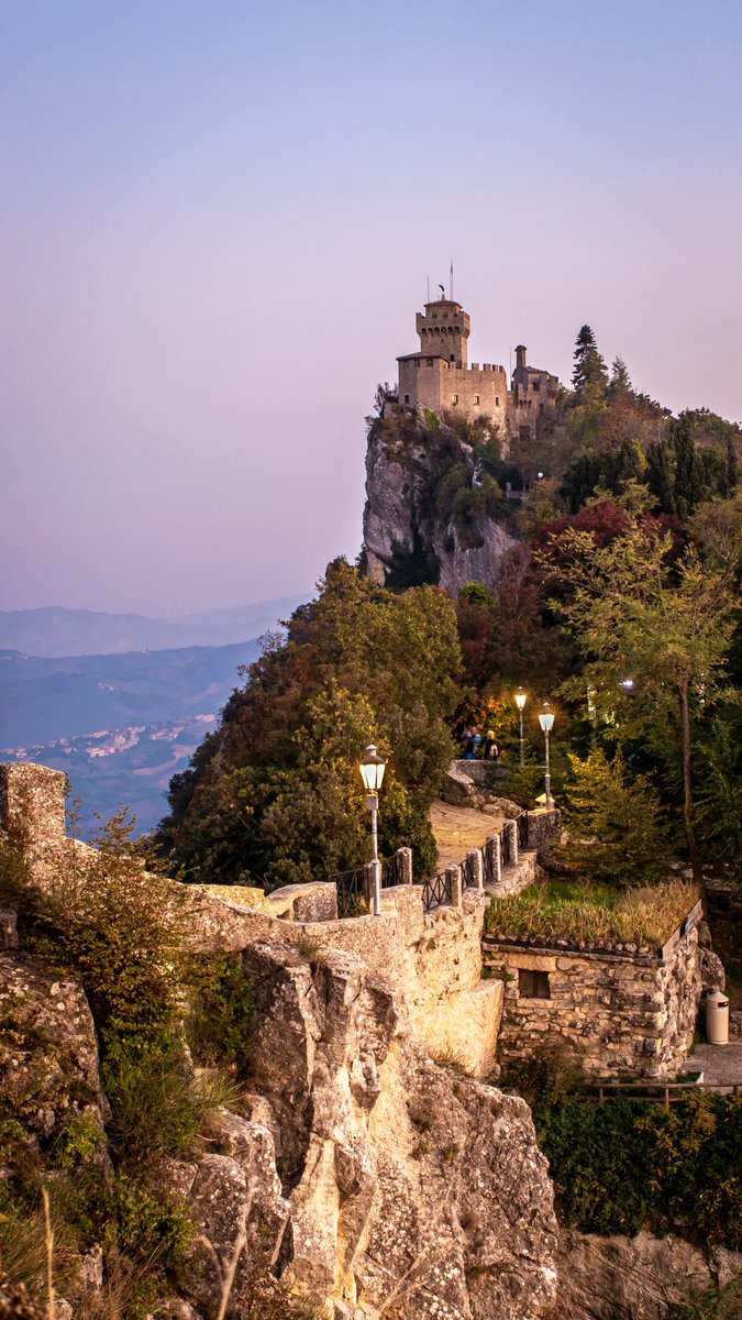 JonMiksis's tweet image. Have you heard of San Marino? 🇸🇲 Tucked inside Italy, it’s one of the world’s smallest countries and oldest republics. San Marino’s Centro Storico (historic center) is characterized by its hilltop castles and limestone streets, which definitely add to its mystique ✨🏰 #BlogVille