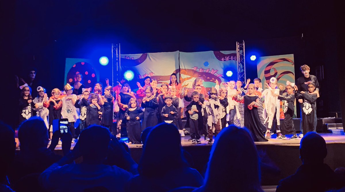 Ce soir c’était le dernier des spectacles de la saison 2019. Un grand merci aux animateurs que l’on surnomme les #CréateursDeSouvenirs pour leurs sourires, leur gentillesse, leur investissement pour que vos enfants passent des vacances inoubliables chez nous. #PierreEtVacances