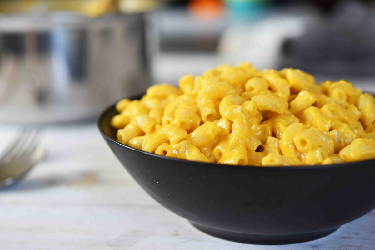 NikkiDinki's tweet photo. So how do you get your kids to eat homemade mac + cheese that’s also packed with SWEET POTATO + CAULIFLOWER? 🤷🏼♀️ You make it look and taste as much like the original as possible! #meatontheside #veggiemac #hackyourmac #moreveggiesplease #eatyourveggies #hiddenveggies #cauliPOWER https://t.co/VCBAvAX80c
