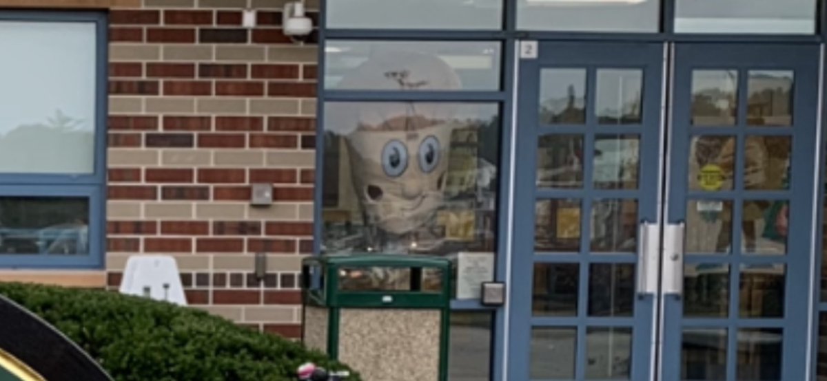 Who’s that peeking out the window? The ACORN mascot coming to Oak Street tomorrow! #oakststories #funrun #goalachieved