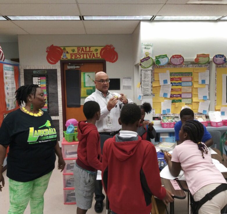 Science was in full effect this morning at the Lark’s Nest. Mr. Lozano joined in on the learning process by guiding students on a discussion about forms of energy! Kudos Larkdale! @ElemCadre6 @Principal_Hart  @cjoenny