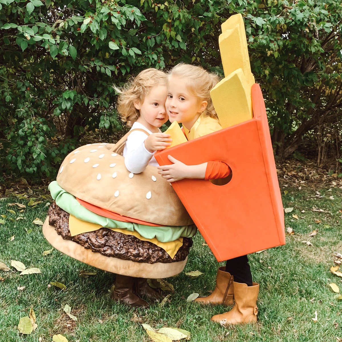 bethanyexplains's tweet photo. YOU NEED TO CALM DOWN over the girlsβ Halloween costumes!!! I should take my own advice. Haha π
The burger and fries were inspired by the iconic moment in the #yntcdmusicvideo when @taylorswift and @katyperry hugged. Both girls LOVE Taylor Swift and this is their favorite song. https://t.co/oMiMDHqqsd