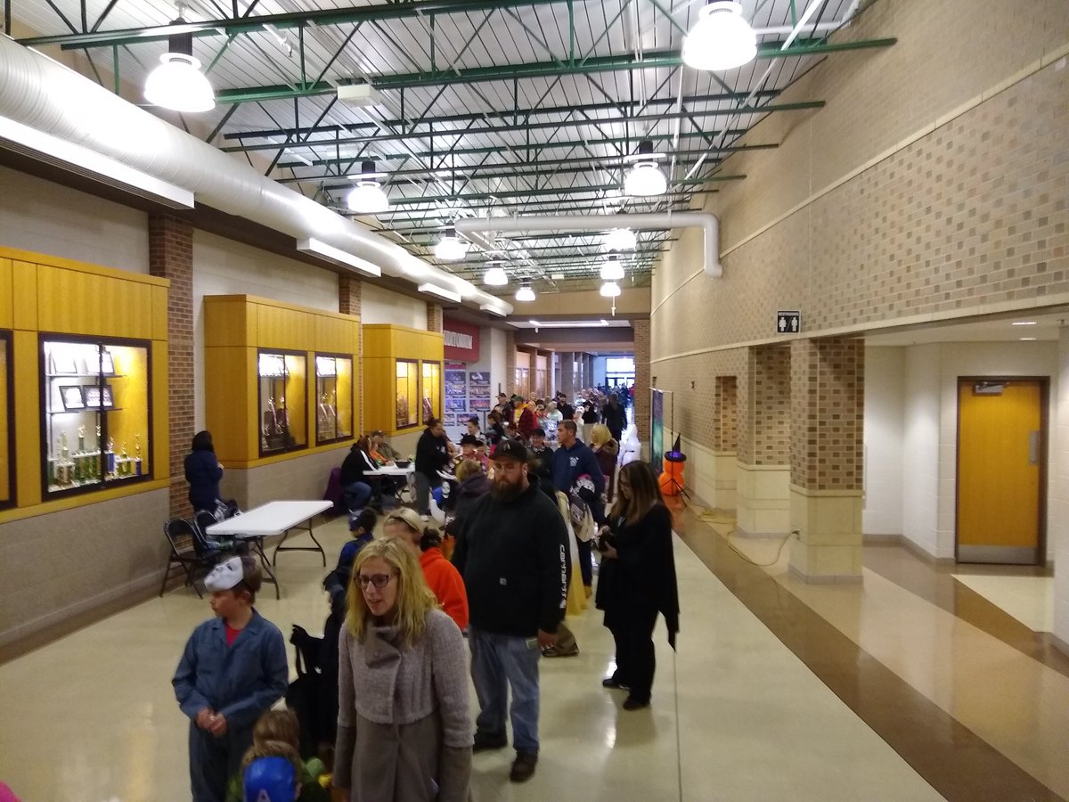 coalcityHSFBLA's tweet photo. #HauntedHallways 2019! Cold outside 🌧️❄️ Warm inside! https://t.co/WfEVRi2JBt