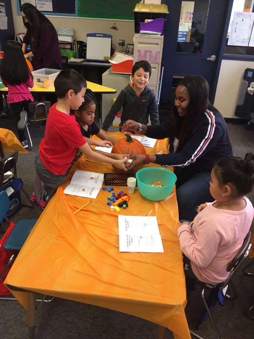 🎃A HUGE thank you to our volunteers for coming in to help with our Pumpkin Math! The kids had a great time estimating, measuring and counting! 
<a href="/CCSD93/">CCSD93</a> <a href="/CloverdaleElem/">Cloverdale School</a> <a href="/CLPrincipalD93/">Chris Pietroski</a> @APCloverdale