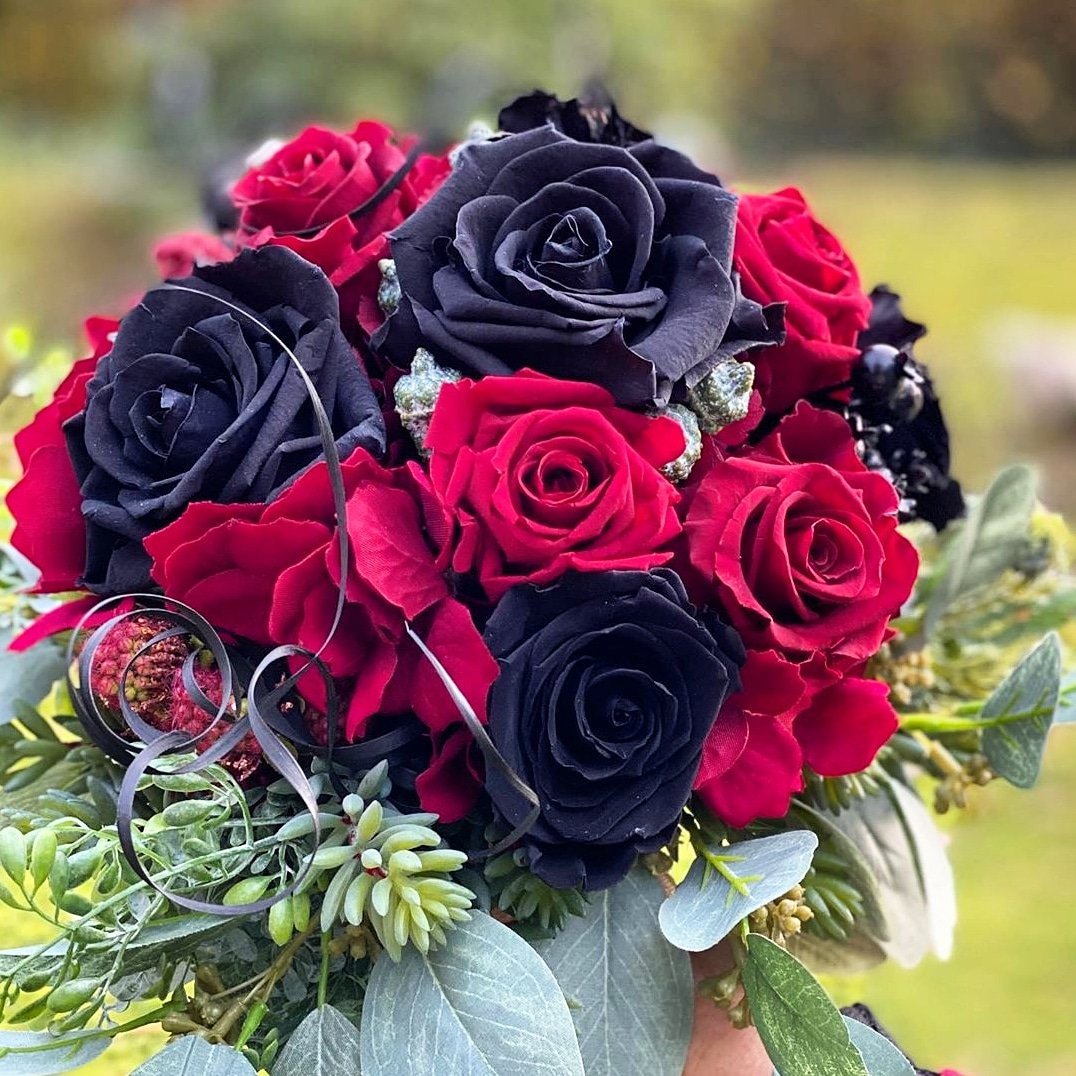 Create your own centerpieces with black and red roses for your Halloween party tomorrow🌹Roses available at our Nimitz store 😉
.
.
.
#watanabefloral #hawaiiflorist #honoluluflorist #halloweenhawaii #hawaiievents #hawaiiparty #hawaiiunchained #luckywelivehawaii #yelphawaii