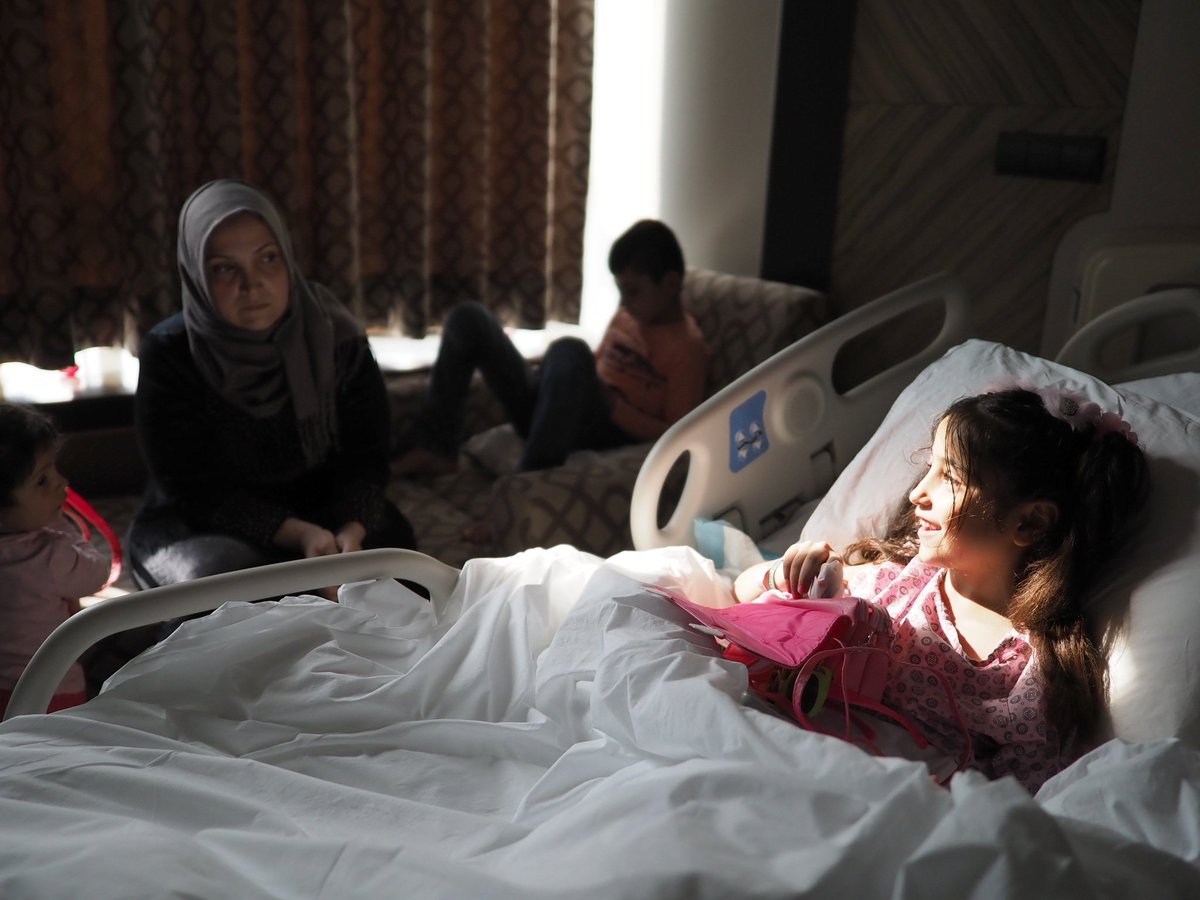 シリア北東部へのトルコの侵攻で、カミシリの街から隣国イラク、クルド自治区に逃れてきたサラちゃん（８）。上のお兄さんはほぼ即死、下のお兄さんは片目に重傷を負い、そしてサラちゃん自身も片足を切断。「ねえ私たち、何も悪いことしてないでしょ？」