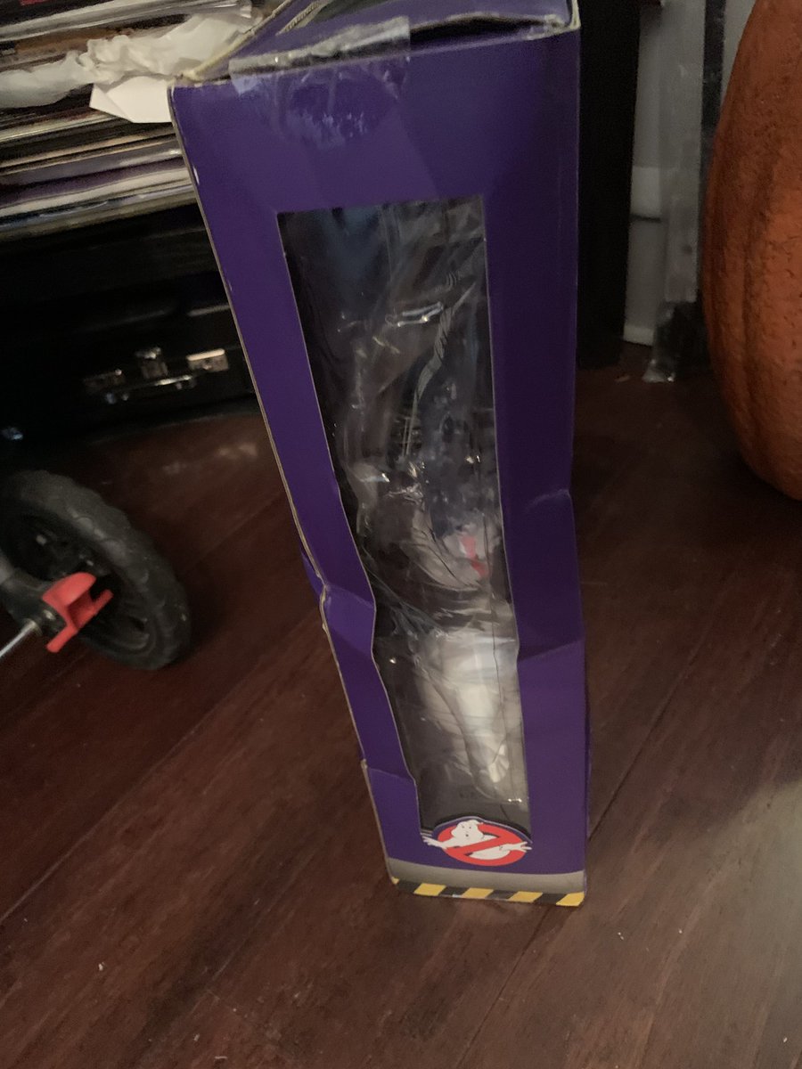 RealDarkKrysta's tweet photo. After getting this in the mail I was slightly irritated ....packaging was beat to hell, the box it was sent in was tight and it was sitting diagonal in the box. And oh yeah that was the padding .... #GameStopFail @GameStop https://t.co/765SBAflGx