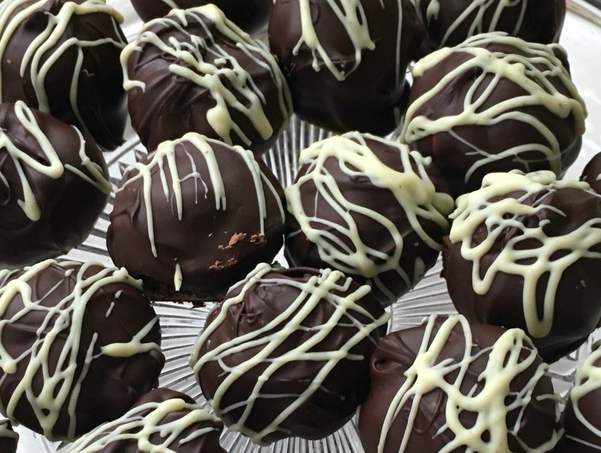 Happy #nationalchocolateday Check out our Roasted Coconut and #Malibu  Dark #chocolate #Truffles. A perfect #Christmas Gift or a sneaky treat! But watch out for the shelf life, they don't last long!

etsy.com/uk/shop/Lulabe…