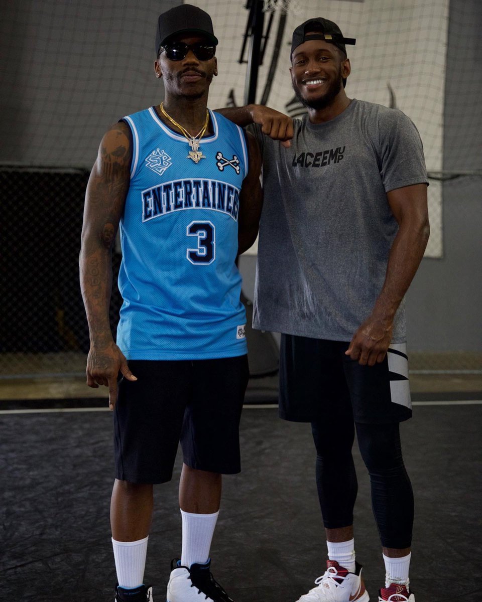 dallionkingai's tweet photo. I canβt think of a more legendary picture for me. Growing up modeling your game @bonecollector6 without you there is no Mr.Moves thats facts. Appreciate your mentorship and path you paved all us hoopers. One love ππΎ
.
.
.
#mrmoves #bonecollector #basketball #streetball #legendary https://t.co/OyaPZOR82P