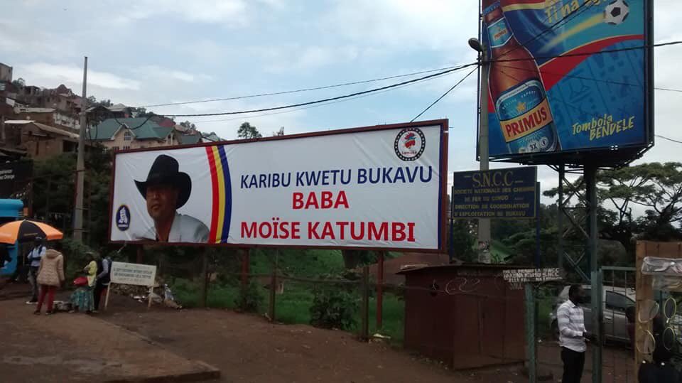 Là où devrait se tenir le meeting du Président Moïse, se transforme en séchoir public !
Difficile de nettoyer la tribune de la Place de l' Indépendance! 
Malgré tout, la détermination reste inébranlable !@moise_katumbi