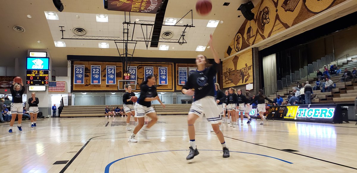 mattgadephotog's tweet photo. 20 minutes til 2019-2020 season tips off at the #worldsonly #cornpalace https://t.co/ZAk6ocPg2o