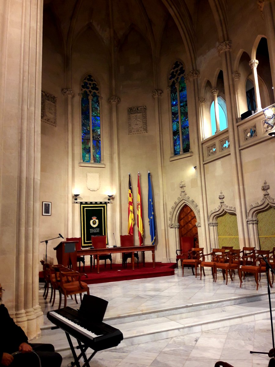 mgmchorus's tweet photo. Com us havíem dit,avui vespre hem fet una petita actuació a la inauguració del curs acadèmic de la @ReialArts . Aquí un parell de fotografies 
---------------------------------
Esta tarde,hemos hecho una pequeña actuación en la inauguración del curso académico de @ReialArts https://t.co/ynIYx7Mhmy
