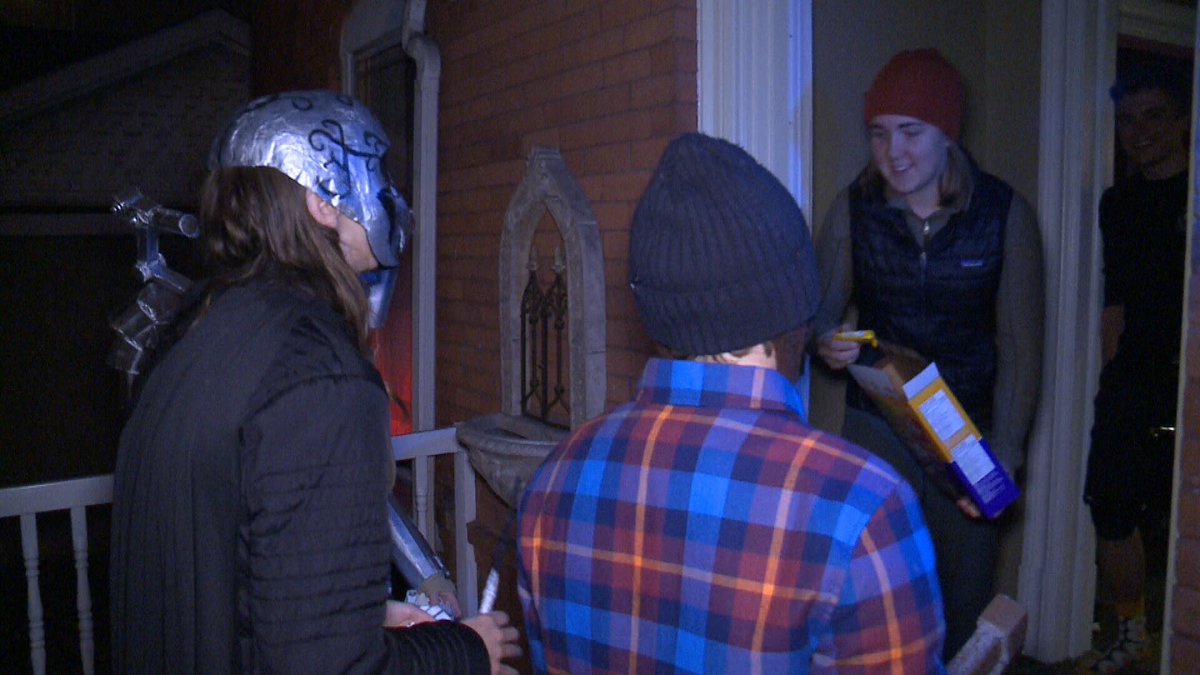 ctvottawa's tweet photo. With heavy rain in the forecast, some communities are postponing trick-or-treating…but not #Ottawa. @JoanneCTV reports.
WATCH: https://t.co/SsCNep3I3B
#ottnews #Halloween #trickortreat #trickortreating https://t.co/0hXUjhzqlp