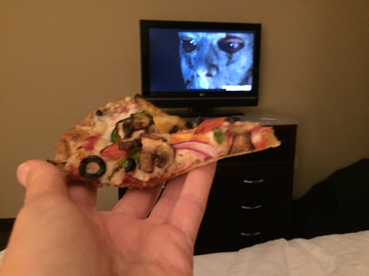 MandyHealthy's tweet photo. #Vegan #pizza loaded with #veggies  on a rainy night in #atlanta while watching #scary #movies ? Yes please! #corporatepresenter #emcee #host #halloween #michaelmyers #travel #lifeisgood @PBPizzeria https://t.co/lLLpAG9xav