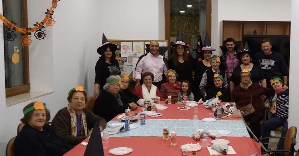 NazarioMontes's tweet photo. Tarde de castañas, disfraces y música con nuestros mayores, en el Centro de Día. Mucha satisfacción de verlos felices y disfrutar. Gracias a tod@s l@s voluntari@s que participais a diario. https://t.co/bR5YV8rxtb